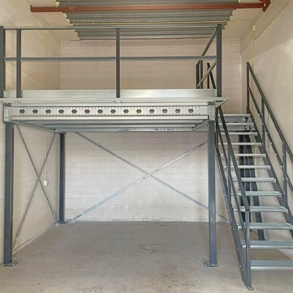 Plateforme de stockage mezzanine 10x10m| Capacité de charge 500 kg/m² | avec escaliers, garde-corps et point de transfert